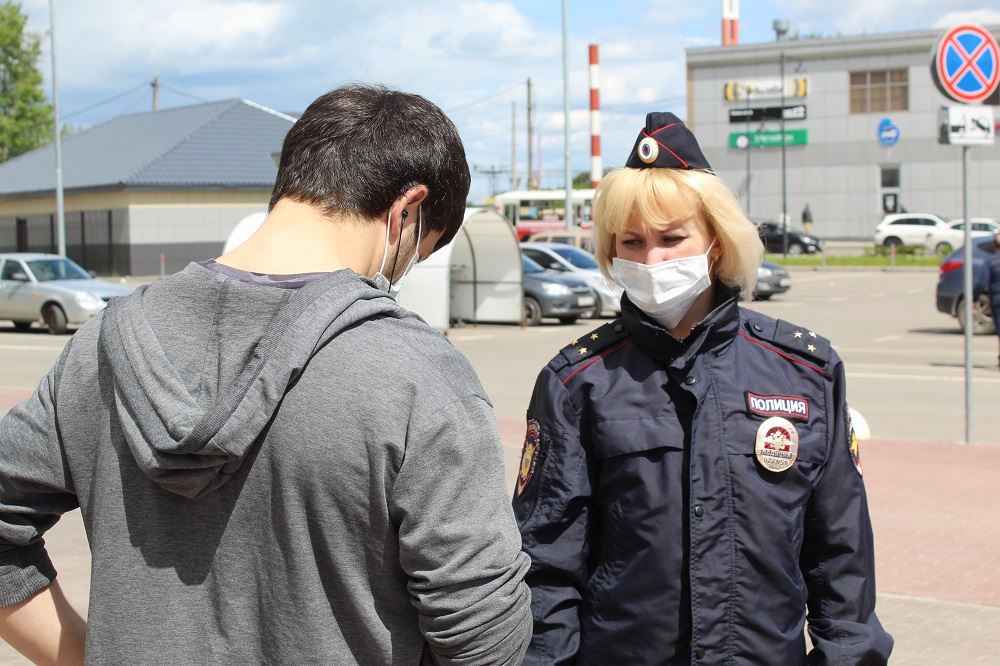 В Серпухове полицейские проводят профилактические беседы с жителями округа